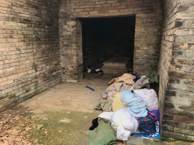 Sau khi bình tĩnh trở lại, người sống trong lăng mộ kể rằng, ông và khoảng 30 công nhân, người vô gia cư sống ở nơi này trong những năm khu di tích treo biển cải tạo. Họ sống ở bên trong lăng mộ vì không có đủ tiền để thuê nhà bên ngoài.