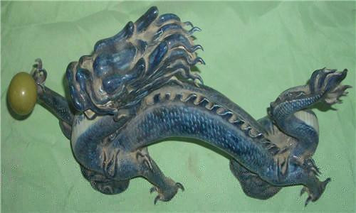 Cụ thể, khi tìm được cổ vật hình rồng trên, ông lão chủ nhà vô cùng vui mừng vì bên dưới móng nhà cũ có một báu vật quý giá mà không hay biết suốt nhiều năm.