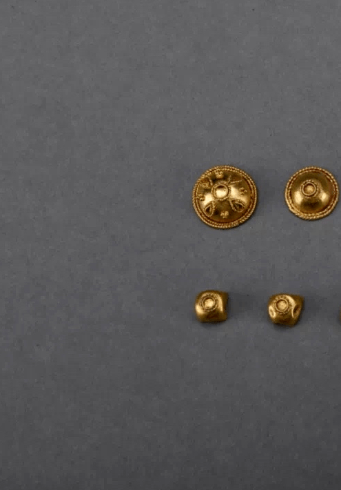 "Kỹ thuật hàn này phát triển trong nền văn minh Lưỡng Hà. Vì vậy, sự xuất hiện của nó trong những vật dụng bằng vàng thời nhà Tần cho thấy người Tần đã tiếp xúc với các nền văn hóa Tây Á", trưởng nhóm khảo cổ Zhao Xuyang của Viện Khảo cổ Hàm Dương, cho biết.