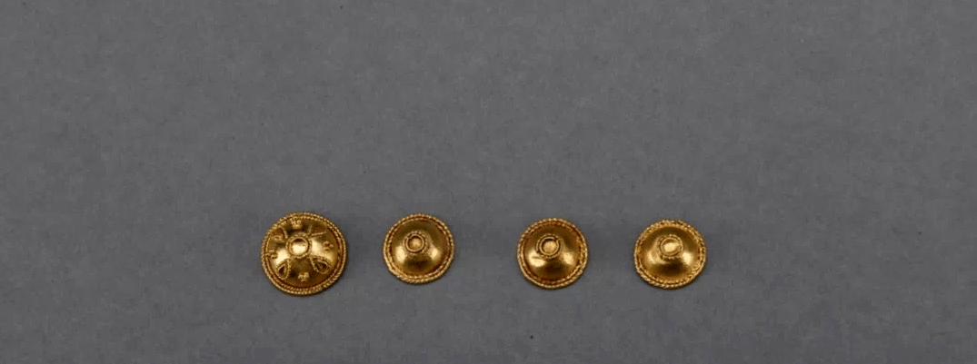 Bên trong lăng mộ cổ này, các chuyên gia tìm thấy 9 đồ trang trí nhỏ bằng vàng nguyên chất. Họ nhận thấy chúng trông giống cúc áo.