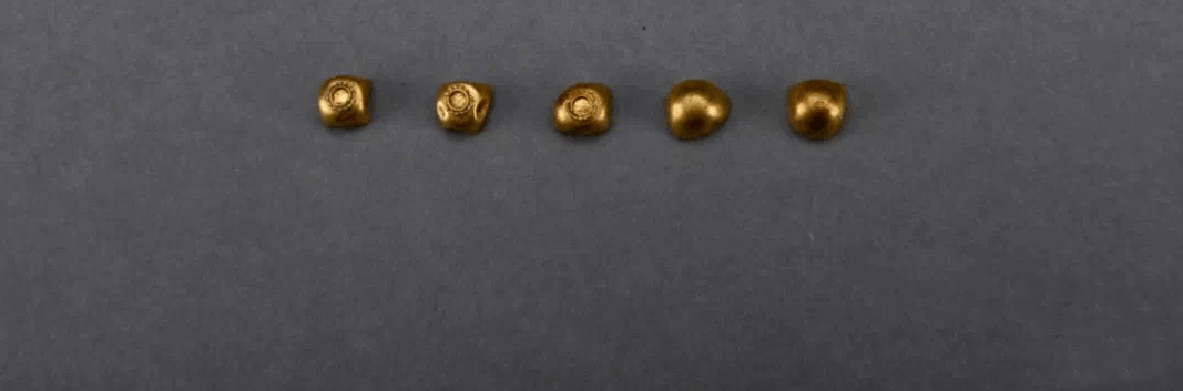 Theo các chuyên gia, 9 đồ trang trí bằng vàng có kích thước khá nhỏ. Dường như chúng được chế tác theo kỹ thuật hàn đặc biệt ở Tây Á.