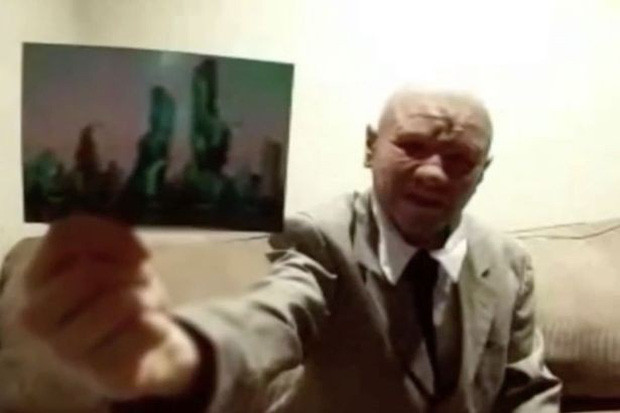 Để mọi người tin tưởng, ông Smith công bố một bức ảnh chụp nơi đã đến vào năm 2118. Trong bức hình có nhiều tòa nhà chọc trời có hình dáng kỳ lạ, khác xa với các thành phố hiện nay.