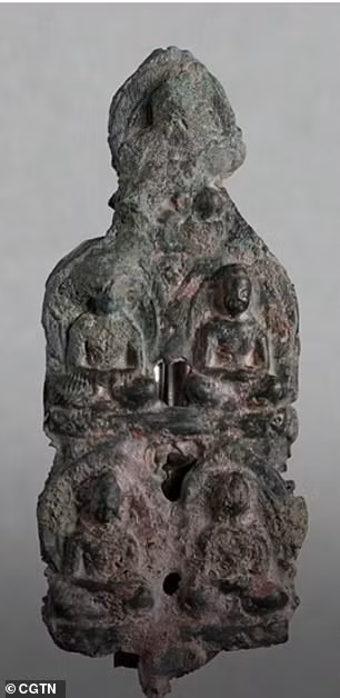 Một trong 2 bức tượng khắc họa Đức Phật Thích Ca có chiều cao 10,5 cm. Bức tượng còn lại khắc họa Ngũ Phật cao 15,8 cm.