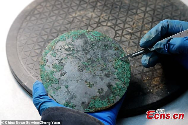 Theo các chuyên gia, 2 bức tượng Phật bằng đồng nằm trong số các đồ tùy táng của mộ cổ thuộc về một gia đình sống dưới thời nhà Hán.