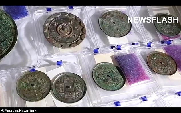 Thông qua một loạt kiểm tra, đối chiếu sử liệu, các nhà khảo cổ xác định được 2 bức tượng Phật bằng đồng trên đã được đúc tại địa phương.