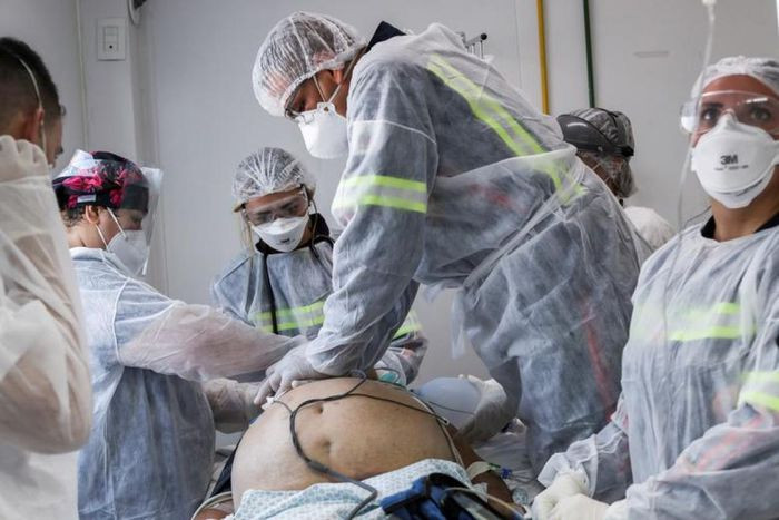 Bác sĩ Robson Felix da Silva là một thành viên trong đội Dịch vụ Chăm sóc Lưu động Khẩn cấp (SAMU) cùng các đồng nghiệp nỗ lực cấp cứu cho một bệnh nhân nghi mắc COVID-19 ở Sao Bernardo do Campo, Brazil ngày 24/3/2021.