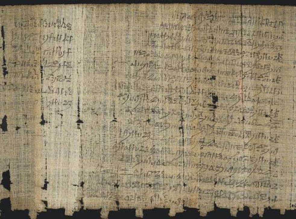 Lượng đường còn lại trong thân cây Cyperus papyrus sẽ góp phần liên kết các lớp vào với nhau. Khi giấy đã khô, bề mặt giấy được những người thợ đánh nhẵn bóng bằng vỏ ốc, miếng ngà voi.