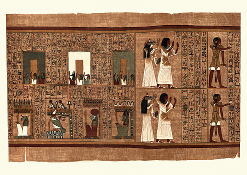 Bước tiếp theo là những người thợ dùng cán dập phần lõi càng mỏng càng tốt và ngâm chúng vào trong nước khoảng 3 ngày để khử đường.