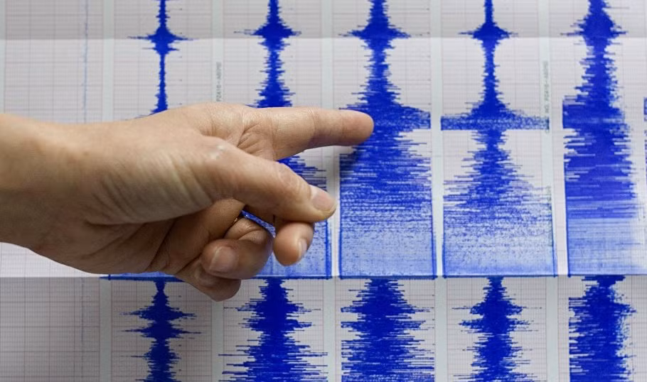 Một vài chuyên gia cho rằng, sự va chạm của những con sóng rất lớn hoặc sấm sét ở ngoài khơi xa có thể tạo ra âm thanh như vụ nổ lớn mà con người cảm nhận rõ ràng.