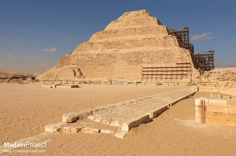 Kim tự tháp bậc thang Djoser được xây dựng ở Saqqara, phía nam thủ đô Cairo, Ai Cập ngày nay. Được cho là kim tự tháp lâu đời nhất thế giới và là kim tự tháp đầu tiên được xây dựng ở Ai Cập cổ đại.