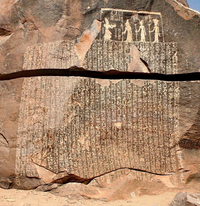 Đặc biệt, pharaoh Djoser nổi danh sử sách với việc cứu Ai Cập khỏi nạn đói kéo dài 7 năm. Các chuyên gia đã tìm được một tấm bia đá thuật lại việc ông hoàng này cho xây dựng lại đền Khnum - vị thần bảo vệ sông Nile. Nhờ vậy, nạn đói ở Ai Cập chấm dứt.