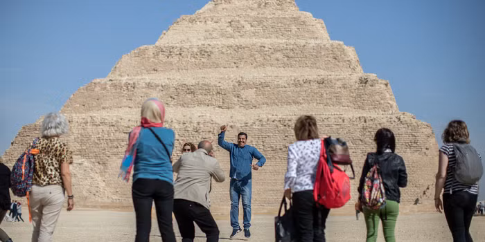 Ông nổi tiếng với công trình kim tự tháp bậc thang do kiến trúc sư Imhotep thiết kế và xây dựng khi ông trị vì. Djoser được chôn cất trong kim tự tháp nổi tiếng này. Ngày nay, du khách vẫn có thể chiêm ngưỡng công trình kỳ vĩ được xây dựng dưới thời pharaoh Djoser xuất chúng.