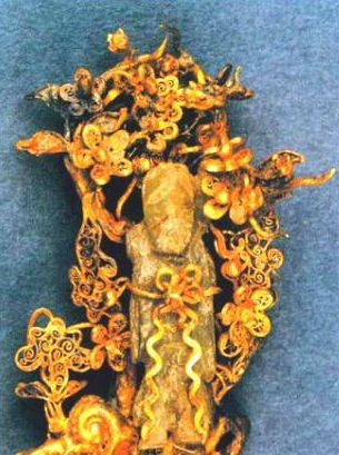 Khi cán bộ địa phương biết tin, họ nhanh chóng thông báo cho các chuyên gia khảo cổ. Vì vậy, nhóm chuyên gia tìm đến ngôi làng và kêu gọi người dân trả lại những cổ vật đã lấy từ mộ cổ. Nhờ vậy, họ thu hồi được các bảo vật.