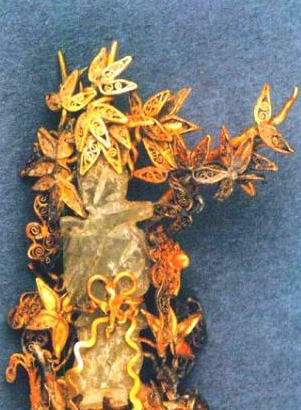 Song song với đó, các chuyên gia tiến hành khai quật toàn bộ ngôi mộ cổ trên. Tổng cộng, họ tìm được 107 cổ vật. Trong số này, đa số là đồ trang sức bằng vàng được chế tác tinh xảo như nhẫn, cài tóc, đai lưng...