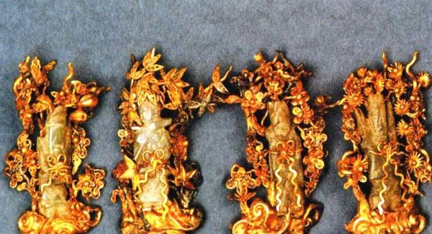 Thông tin về người nông dân tìm được một số cổ vật bằng vàng lan nhanh khắp vùng nên có nhiều người tìm đến khu vực mộ cổ để tìm báu vật.