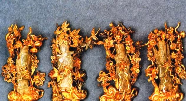 Thông tin về người nông dân tìm được một số cổ vật bằng vàng lan nhanh khắp vùng nên có nhiều người tìm đến khu vực mộ cổ để tìm báu vật.