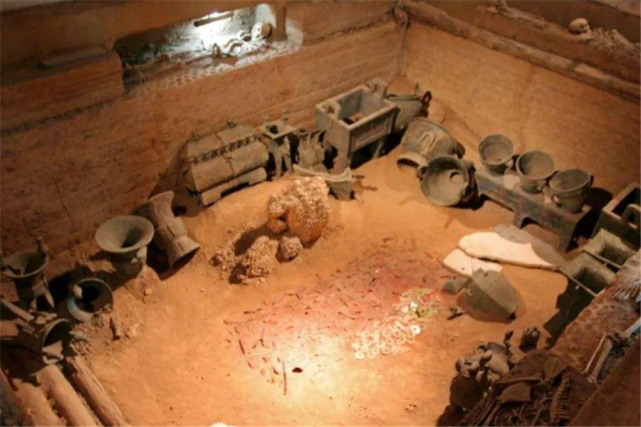 Vào tháng 4/1956, một nông dân ở thành phố Lâm Hải, tỉnh Chiết Giang (Trung Quốc) lên ngọn núi ở gần nhà để lấy đá về làm chuồng lợn. Trong quá trình đó, người này bất ngờ phát hiện một ngôi mộ cổ chứa kho báu "khủng".