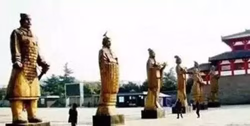 Theo các nhà nghiên cứu, sở dĩ Tần Thủy Hoàng cho đúc 12 bức tượng người bằng đồng trên được cho là vì 2 lý do. Đầu tiên là việc sau khi thống nhất thiên hạ, ông hoàng nhà Tần lo lắng làm thế nào để giữ vững ngai vàng, truyền lại giang sơn cho con cháu.