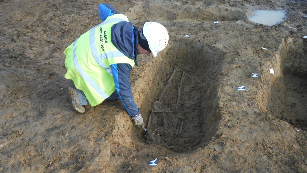 Các chuyên gia cho hay bộ hài cốt thuộc về một người đàn ông qua đời khi khoảng 25 - 35 tuổi. Người này có thể là một nô lệ và bị đóng đinh lên thập tự giá. Khi kiểm tra bộ hài cốt, các chuyên gia phát hiện người đàn ông này từng làm những công việc tay chân nặng nhọc.