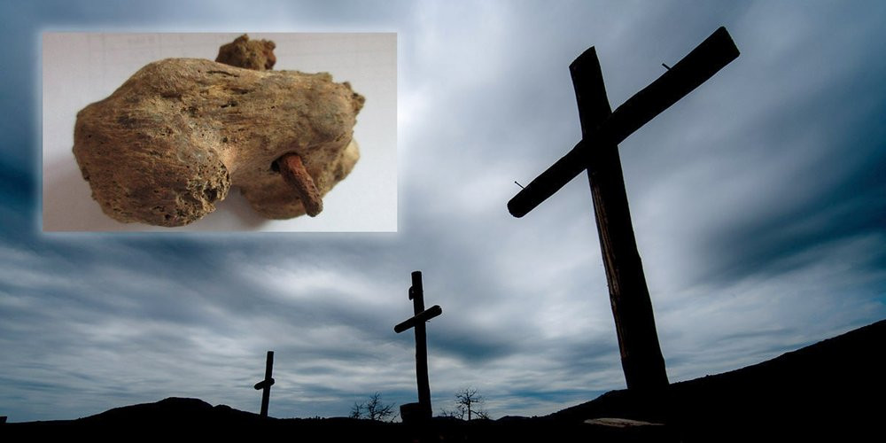 David Ingham, giám đốc dự án tại công ty khảo cổ Albion Archaeology, đơn vị phụ trách khai quật cho biết xương cẳng chân yếu cho thấy người đàn ông bị xích vào tường một thời gian dài trước khi bị đóng đinh.