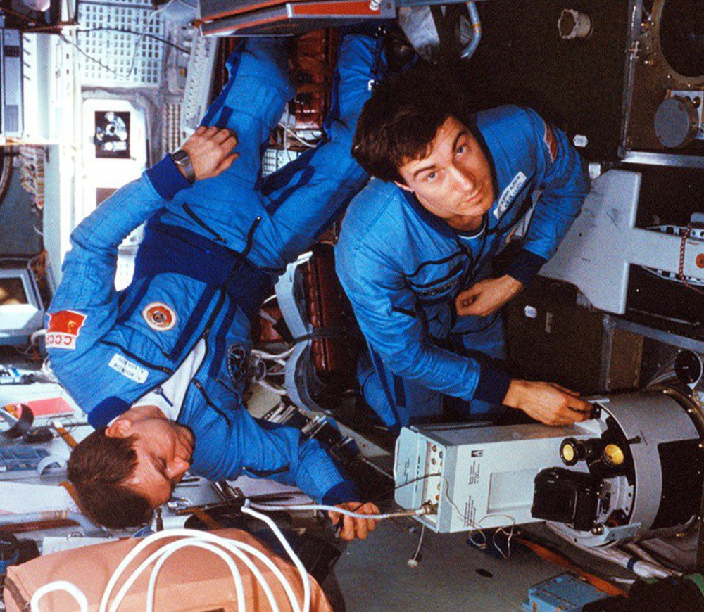 Điều này có nghĩa đất nước hứa hẹn đưa ông trở về không còn tồn tại. Vì vậy, chuyến du hành của phi hành gia Krikalev kéo dài hơn dự định.