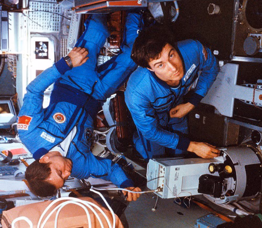 Điều này có nghĩa đất nước hứa hẹn đưa ông trở về không còn tồn tại. Vì vậy, chuyến du hành của phi hành gia Krikalev kéo dài hơn dự định.