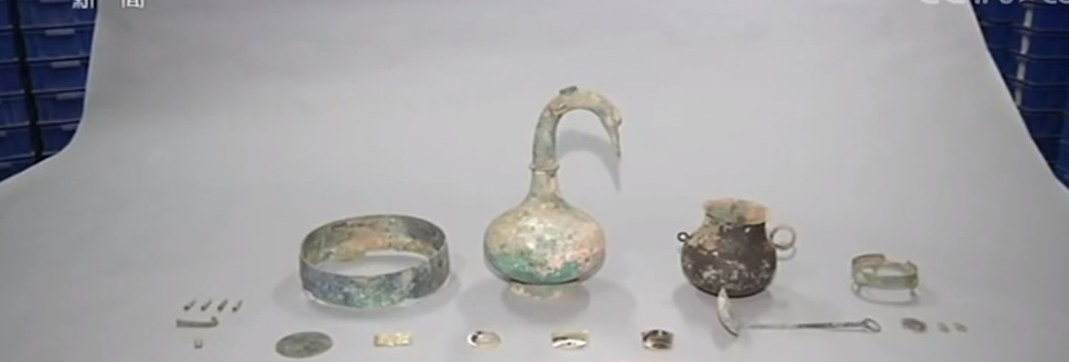 Để kiểm tra hơn 3.000 ml chất lỏng bí ẩn đó là gì, các chuyên gia đem đi kiểm tra thành phần trong phòng thí nghiệm ở Bắc Kinh.