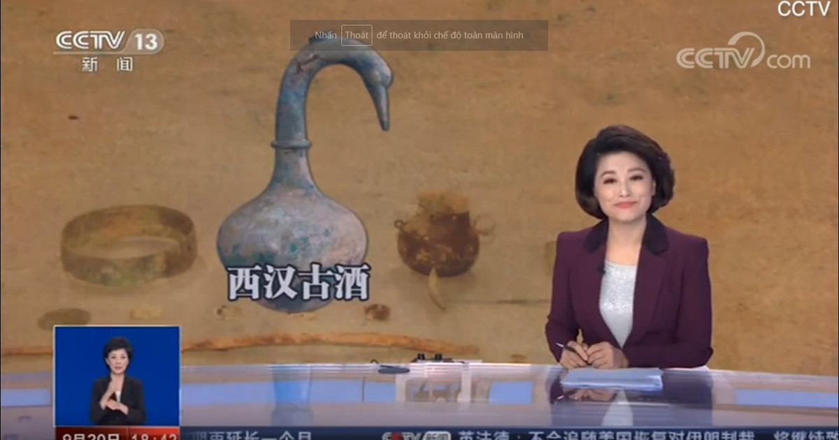 Cụ thể, các chuyên gia tìm thấy nhiều cổ vật bên trong mộ cổ gồm: mũ cổ bằng đồng, một chậu đồng, thanh kiếm bằng sắt, ngọc bích và một chiếc bình có thiết kế cổ cong.