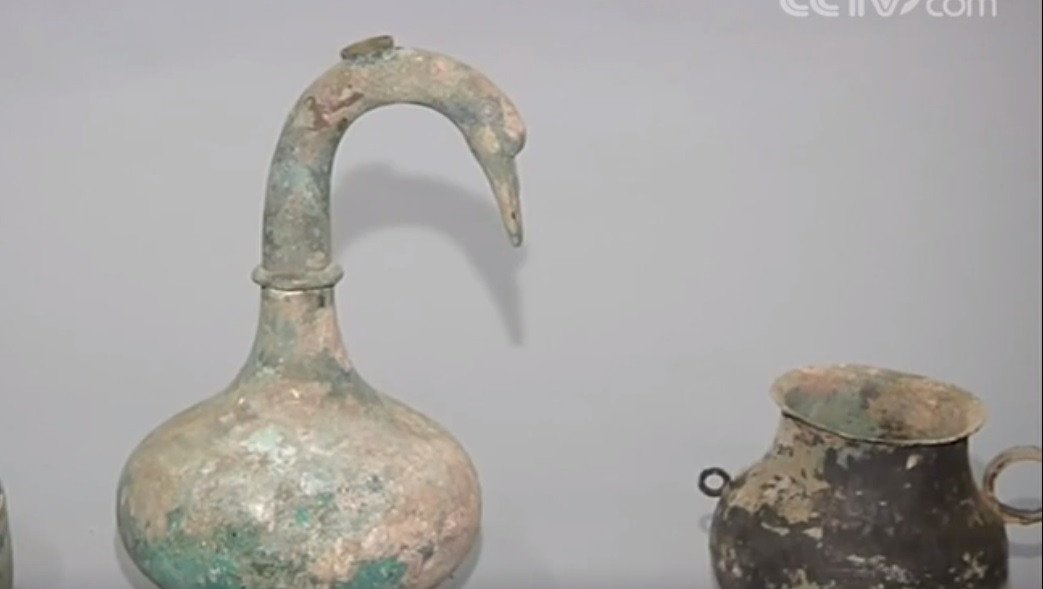 Sau khi thực hiện nhiều kiểm tra, các chuyên gia xác định chất lỏng trong chiếc bình khoảng 2.000 tuổi đó là rượu thuốc.