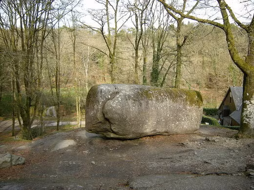 Với kích thước lớn như vậy, đa số mọi người sẽ nghĩ rằng chỉ với sức người thì khó có thể xê dịch hòn đá "khủng" trên dù chỉ là một chút. Thậm chí, ngay cả những lực sĩ khỏe nhất cũng khó làm được.