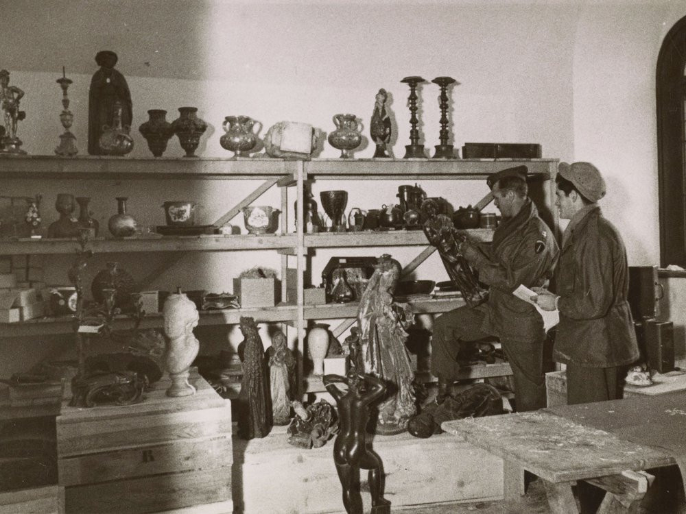 Căn phòng hổ phách - báu vật quý giá của Liên Xô cũng bị Đức quốc xã đánh cắp và hiện không rõ tung tích. Theo các thông tin được công bố, trước khi phát xít Đức tấn công xâm lược Liên Xô, căn phòng hổ phách được trưng bày và bảo quản trong cung điện Catherine ở Tsarskoe Selo gần St. Petersburg.