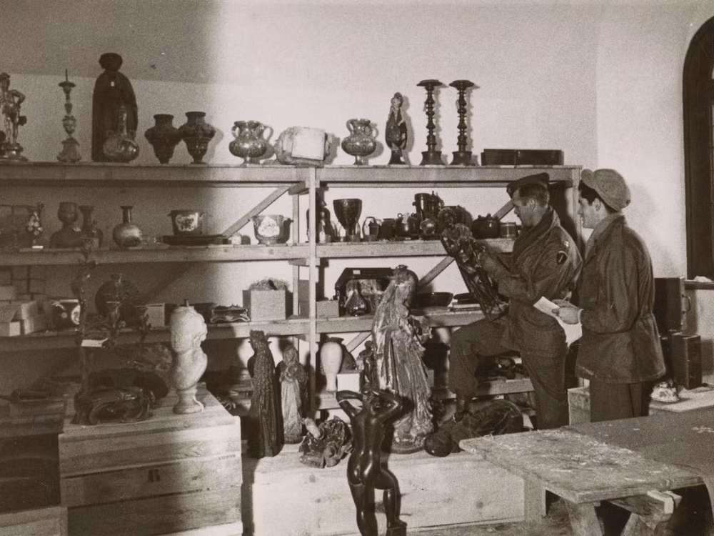 Căn phòng hổ phách - báu vật quý giá của Liên Xô cũng bị Đức quốc xã đánh cắp và hiện không rõ tung tích. Theo các thông tin được công bố, trước khi phát xít Đức tấn công xâm lược Liên Xô, căn phòng hổ phách được trưng bày và bảo quản trong cung điện Catherine ở Tsarskoe Selo gần St. Petersburg.