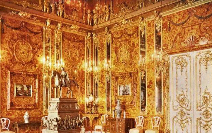 Trước khi phát xít Đức chiếm được Tsarskoe Selo và tiến gần St. Petersburg, Liên Xô "hô biến" toàn bộ căn phòng bằng cách bọc giấy dán tường nhằm qua mắt kẻ địch. Tuy nhiên, mọi nỗ lực che giấu đều thất bại khi lính Đức dễ dàng tìm ra căn phòng hổ phách.