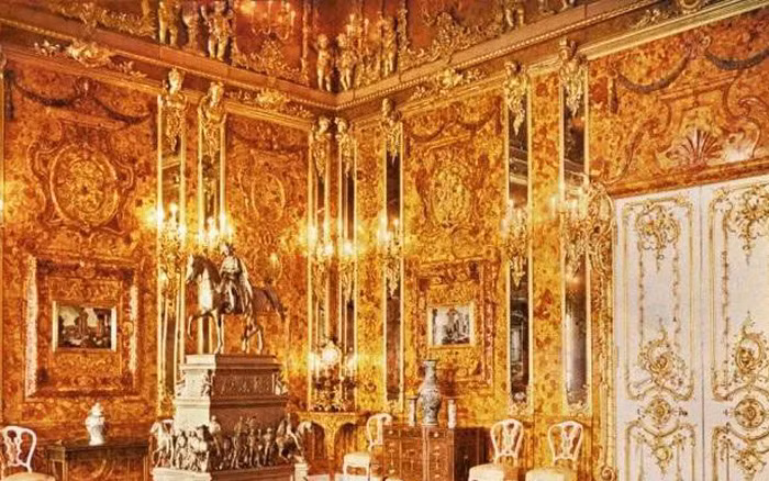 Trước khi phát xít Đức chiếm được Tsarskoe Selo và tiến gần St. Petersburg, Liên Xô "hô biến" toàn bộ căn phòng bằng cách bọc giấy dán tường nhằm qua mắt kẻ địch. Tuy nhiên, mọi nỗ lực che giấu đều thất bại khi lính Đức dễ dàng tìm ra căn phòng hổ phách.