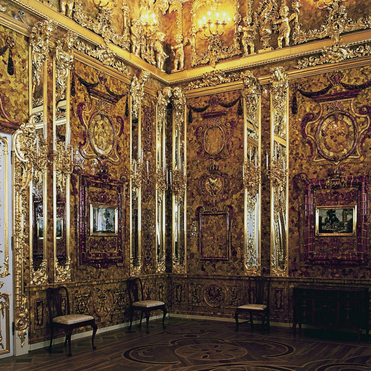 Binh sĩ Đức quốc xã tháo rời căn phòng hổ phách và đóng vào trong các thùng rồi chuyển về lâu đài Königsberg, Đức năm 1941. Đến rạng sáng 27/8/1944, lâu đài Königsberg bị đánh bom. Lúc quân đội Liên Xô chiếm thành phố Königsberg vào tháng 4/1945, căn phòng hổ phách biến mất.