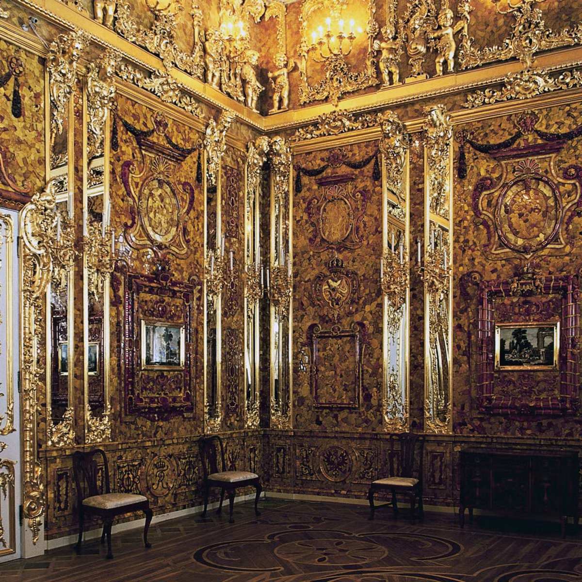 Binh sĩ Đức quốc xã tháo rời căn phòng hổ phách và đóng vào trong các thùng rồi chuyển về lâu đài Königsberg, Đức năm 1941. Đến rạng sáng 27/8/1944, lâu đài Königsberg bị đánh bom. Lúc quân đội Liên Xô chiếm thành phố Königsberg vào tháng 4/1945, căn phòng hổ phách biến mất.