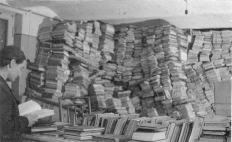 Trong số này, tranh vẽ, các tác phẩm điêu khắc, cổ vật, sách, bản thảo quý hiếm... trở thành mục tiêu của phát xít Đức. Hơn 400 bảo tàng của Liên Xô bị binh lính Đức quốc xã "càn quét".