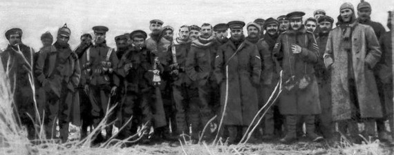 Theo các sử gia, "phép màu" đặc biệt này xảy ra sau khi Giáo hoàng Benedict XV kêu gọi một lệnh ngừng bắn vào Giáng sinh năm 1914. Tuy nhiên, các bên tham chiến đều từ chối.