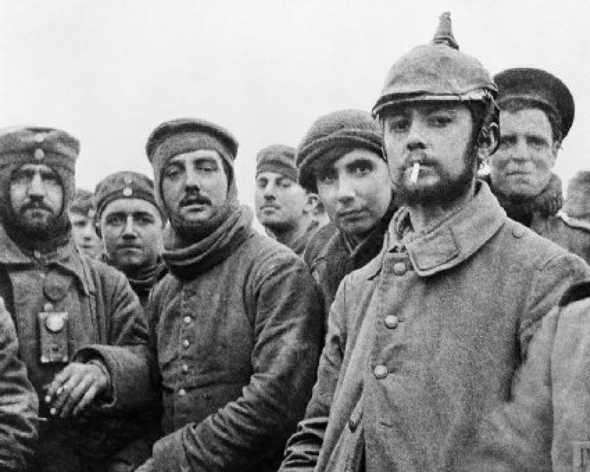 Theo lời kể của binh sĩ Albert Moren thuộc trung đoàn Queens Second, Anh, vào đêm Giáng sinh, các binh sĩ cùng hát bài Thánh ca. Đó là một đêm trăng đẹp, sương bao phủ khăp mặt đất. Ông không thể nào quên cảnh tượng hôm đó.