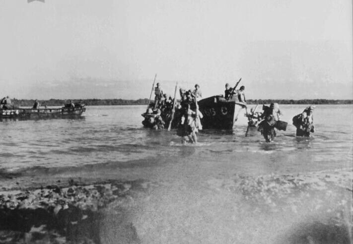 Điều này khiến một trung đoàn bộ binh Nhật Bản gồm khoảng 1.000 binh sĩ phải tháo chạy. Do bị lực lượng Anh tấn công dồn dập từ nhiều hướng nên trung đoàn trên của Nhật Bản quyết định đi tắt qua khu vực đầm lầy ngập nước dài 16 km ở giữa đảo để hội quân với lực lượng ở phía bên kia.