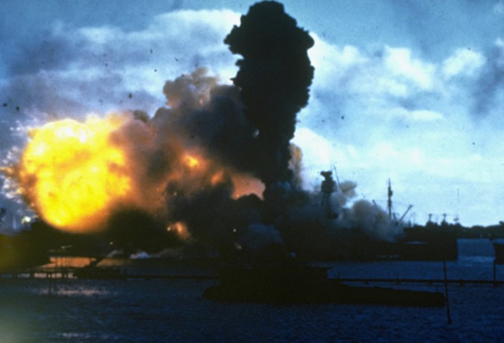 Hải quân Mỹ đã biến Trân Châu Cảng thành căn cứ chính cho Hạm đội Thái Bình Dương từ trước tháng 5/1940. Dù có quan hệ căng thẳng với Nhật Bản nhưng giới chức Mỹ không nghĩ chính quyền Tokyo sẽ đơn phương tấn công Hawaii, cách đất Nhật Bản hơn 6.400 km.