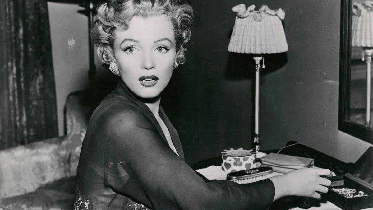 Giới điện ảnh Hollywood luôn gán cho Marilyn Monroe một hình ảnh là người phụ nữ tóc vàng - hiện thân của dục vọng. Những hình ảnh đó cũng thường xuất hiện trên trang bìa các tạp chí nổi tiếng.