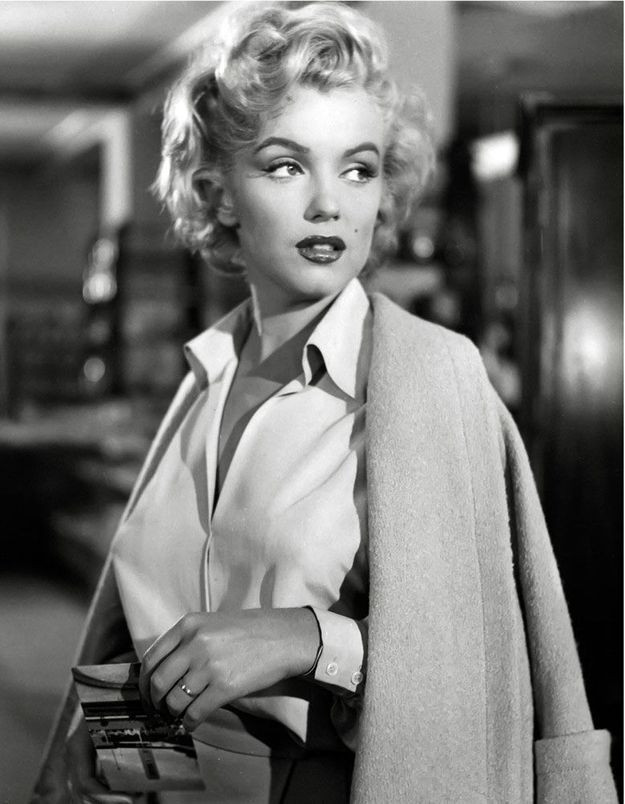 Trong đó, những chi tiết liên quan đến đời sống của Marilyn Monroe khiến công chúng vô cùng tò mò. Trong số này có việc cuốn nhật ký đề cập đến cuộc hôn nhân đầu tiên với James Dougherty.