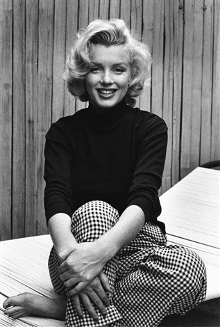 Marilyn Monroe viết trong nhật ký rằng cảm thấy buồn và lo lắng về cuộc hôn nhân với James Dougherty. Hai người bất đồng về quan điểm sống lẫn tài chính. Điều này khiến cuộc sống của bà gần như rơi vào bế tắc.