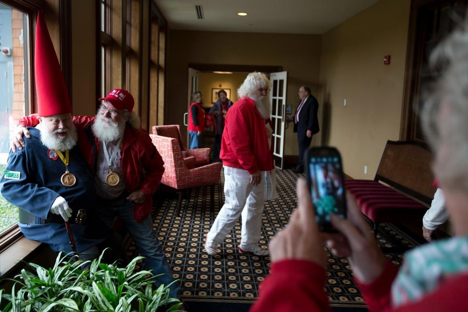 Mỗi năm, trường Charles W. Howard Santa Claus đào tạo khoảng 200 ông, bà già Noel. Không phải ai nộp đơn xin học tại ngôi trường này cũng được chấp nhận.