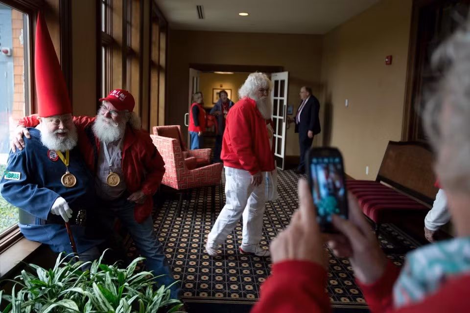 Mỗi năm, trường Charles W. Howard Santa Claus đào tạo khoảng 200 ông, bà già Noel. Không phải ai nộp đơn xin học tại ngôi trường này cũng được chấp nhận.