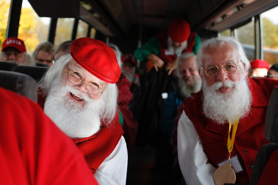 Trường Charles W. Howard Santa Claus do Charles W. Howard thành lập vào năm 1937. Khi ấy, ngôi trường nằm ở New York.