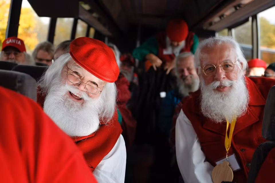 Trường Charles W. Howard Santa Claus do Charles W. Howard thành lập vào năm 1937. Khi ấy, ngôi trường nằm ở New York.