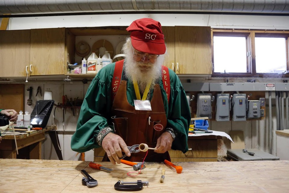 Vào năm 1987, Tom và Holly Valent nắm quyền điều hành trường Charles W. Howard Santa Claus và biến ngôi trường trở thành tổ chức phi lợi nhuận.