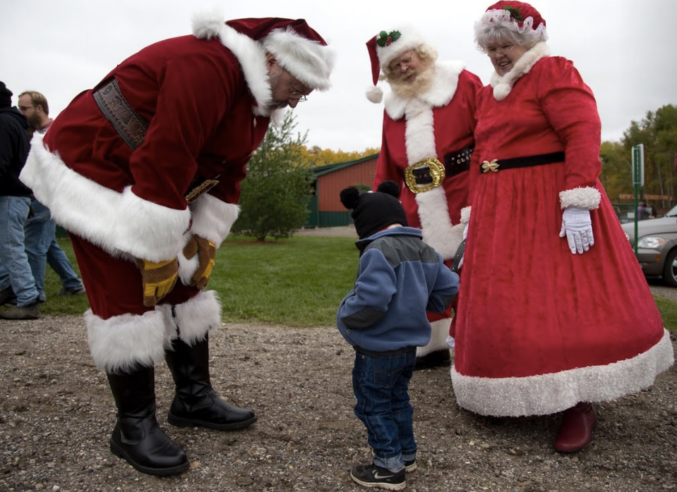 Đặc biệt, ngôi trường này là nơi chứng kiến một số ông, bà già Noel tìm được tình yêu và kết duyên vợ chồng.